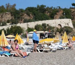 Antalya’nın sabahı kış, öğleni yaz oldu: Tatilciler neye uğradığını şaşırdı