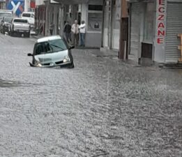 Artvin’i sağanak vurdu: Yollar göle döndü