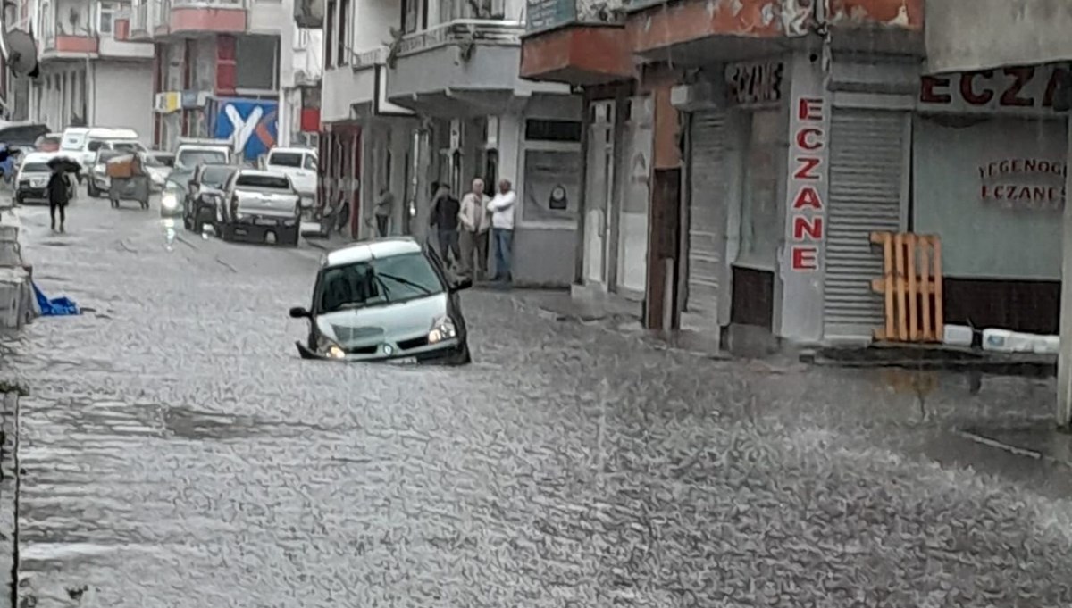 Artvin’in Hopa ilçesinde sağanak hasara yol açtı