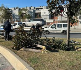 Başakşehir’de kaza: 2 araç çarpıştı, biri takla atarak yan döndü