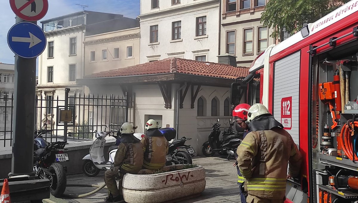 Beyoğlu Belediyesi önünde korkutan patlama: Bina tahliye edildi