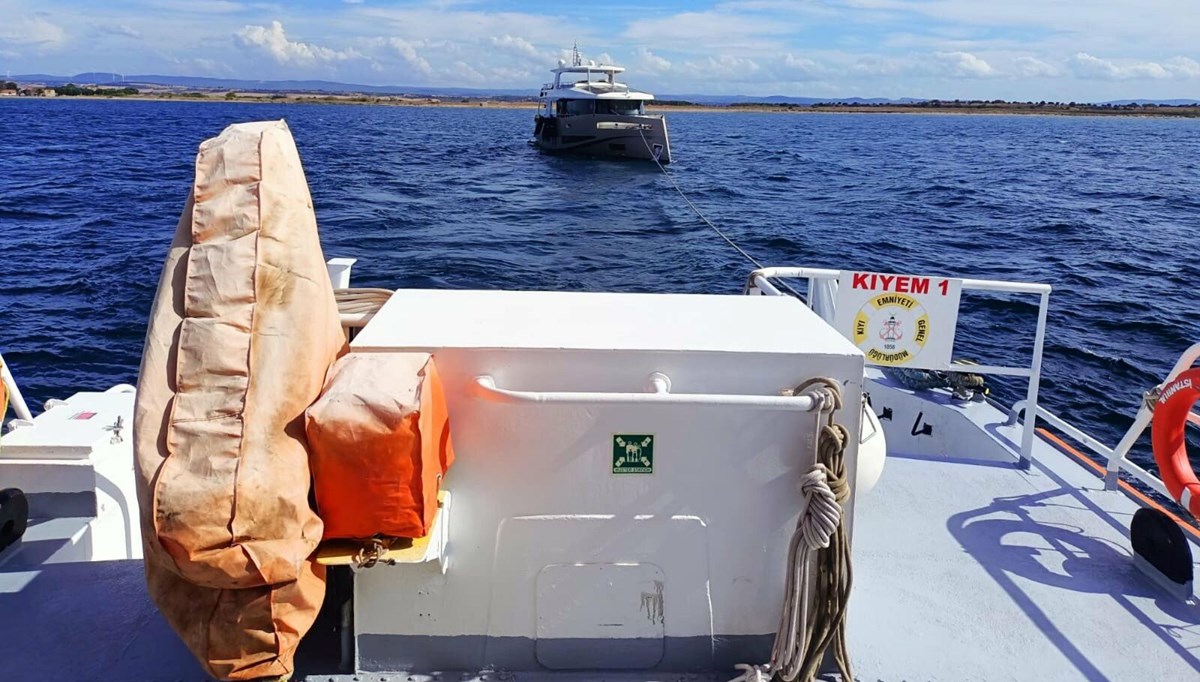 Çanakkale Boğazı’nda sürüklenen tekne emniyete alındı