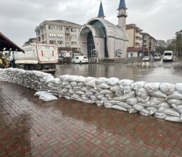 Ekipler teyakkuza geçti: Bartın Irmağı’nın taşma riskine karşı çuvallı bariyer