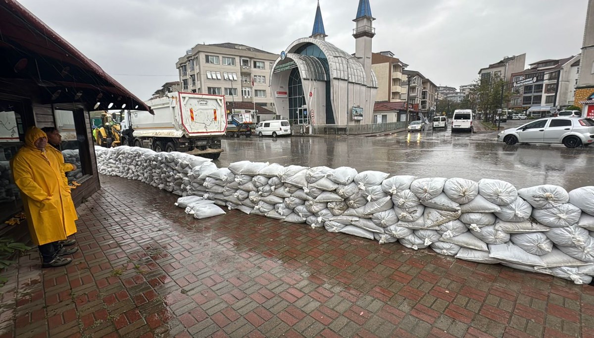 Ekipler teyakkuza geçti: Bartın Irmağı’nın taşma riskine karşı çuvallı bariyer