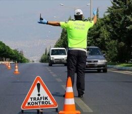 Pendik’te trafik denetiminde sürücülere ceza kesildi