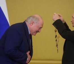 Putin, Lukaşenko’ya Aziz Andrey Nişanı taktı