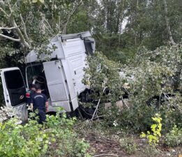 Sakarya’da feci kaza: TIR, ağaca çarptı