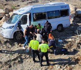 Servis minibüsü takla attı, sürücü yaralandı