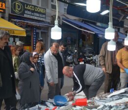 Tezgahlar şenlendi, kuyruk oluştu: 1,3 kiloluk palamutun fiyatı şaşırtıyor