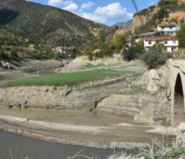 Torul Baraj Gölü’nde sular çekildi: Tarihi köprü ortaya çıktı