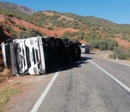 Tunceli’de TIR devrildi: 1 yaralı