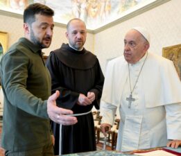 Zelenski, Papa Francis’ten yardım istedi