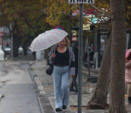 3 ilde gök gürültülü sağanak yağış etkisini artırdı: Hava sıcaklığı 8 derece