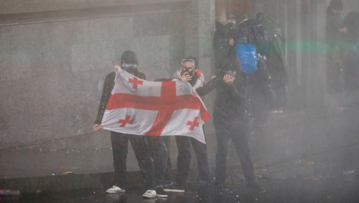 AB kararı Gürcistan’ı karıştırdı: Protesto gösterilerine polisten sert müdahale