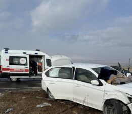 Ağrı’da 3 ayrı trafik kazasında 4 kişi yaralandı