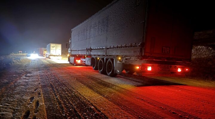 Ardahan’da kar ve buzlanma nedeniyle TIR’lar yolda kaldı