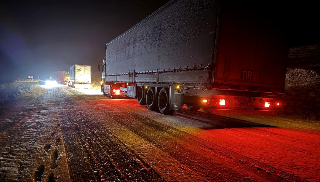 Ardahan’da kar ve buzlanma nedeniyle TIR’lar yolda kaldı