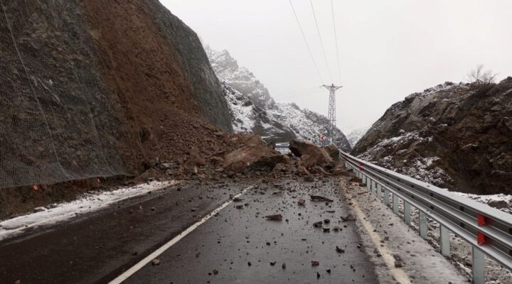 Artvin-Yusufeli karayolunda heyelan: Ulaşım kontrollü bir şekilde sağlanıyor