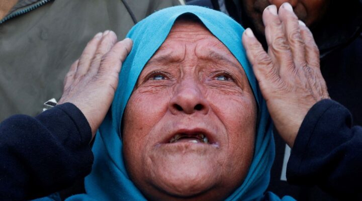 Filistin halkının gözyaşları fotoğraflara yansıdı: İsrail saldırısında ölenlere acı veda