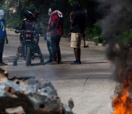 Haiti’de halk isyanda: Çete üyelerini diri diri yaktılar!