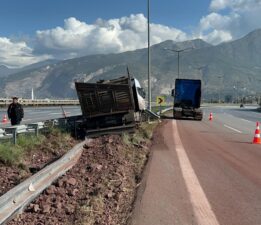 Hatay’da bariyere çarpan kamyon sürücüsü yaralandı