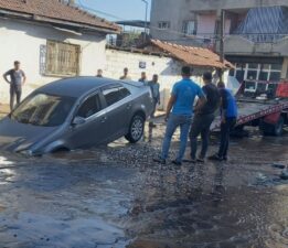 İçme suyu hattı patladı, otomobil içine düştü