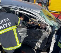 Isparta’da kontrolden çıkan otomobil elektrik direğine çarptı: 2 yaralı