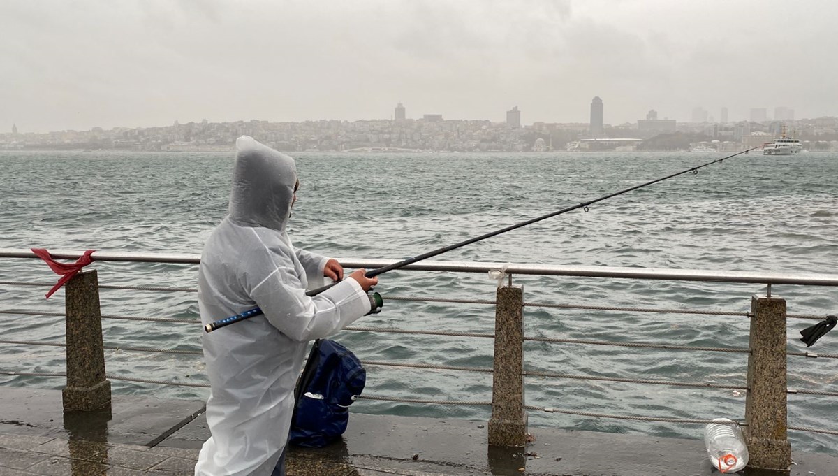 İstanbul’da kuvvetli lodos: Yağışa rağmen balık tutmaya devam ettiler