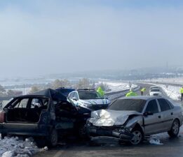 Kahramanmaraş’ta iki otomobilin çarpıştığı kazada 1 kişi öldü, 4 kişi yaralandı