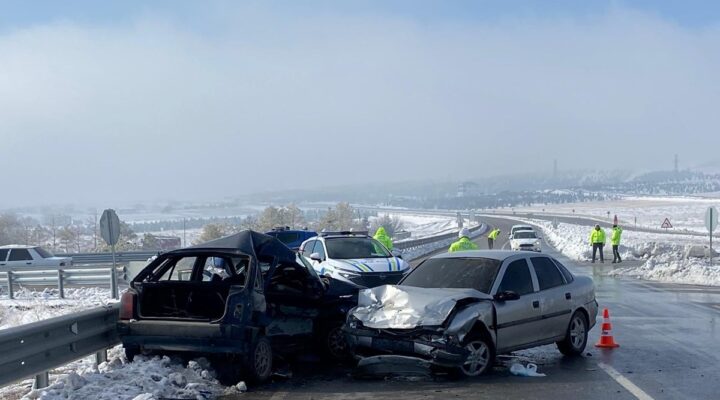 Kahramanmaraş’ta iki otomobilin çarpıştığı kazada 1 kişi öldü, 4 kişi yaralandı