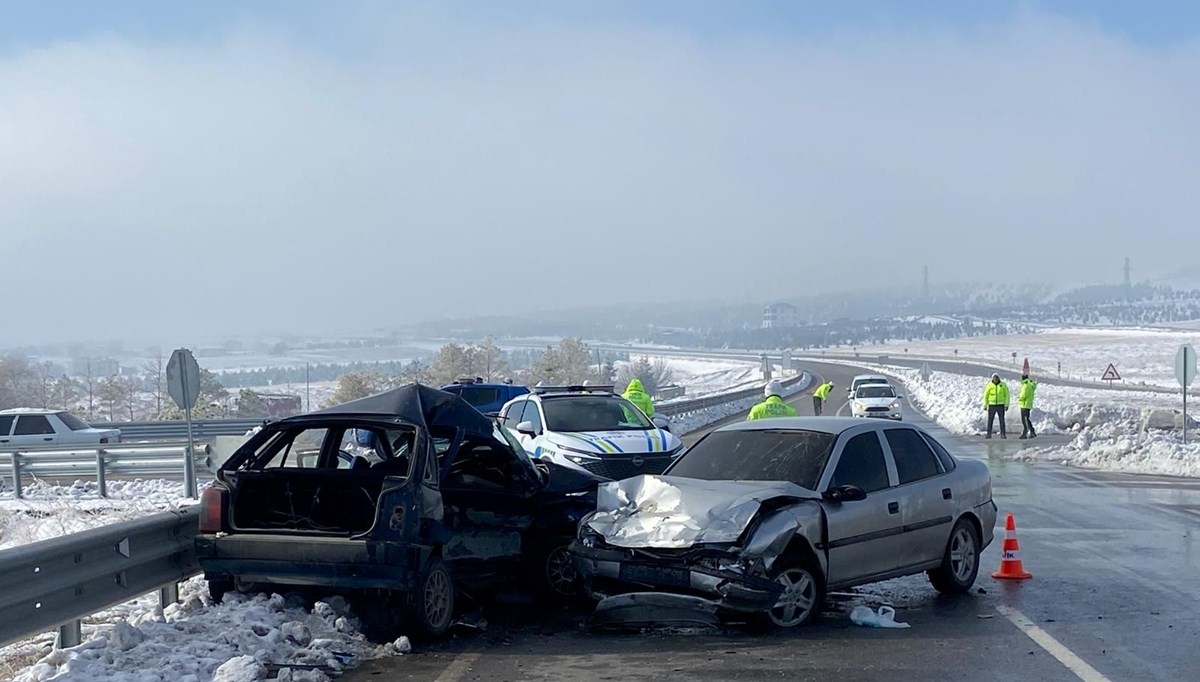 Kahramanmaraş’ta iki otomobilin çarpıştığı kazada 1 kişi öldü, 4 kişi yaralandı