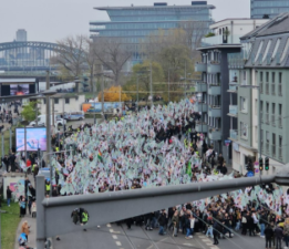 Köln’de on binlerce PKK yandaşı, yürüyüş düzenledi