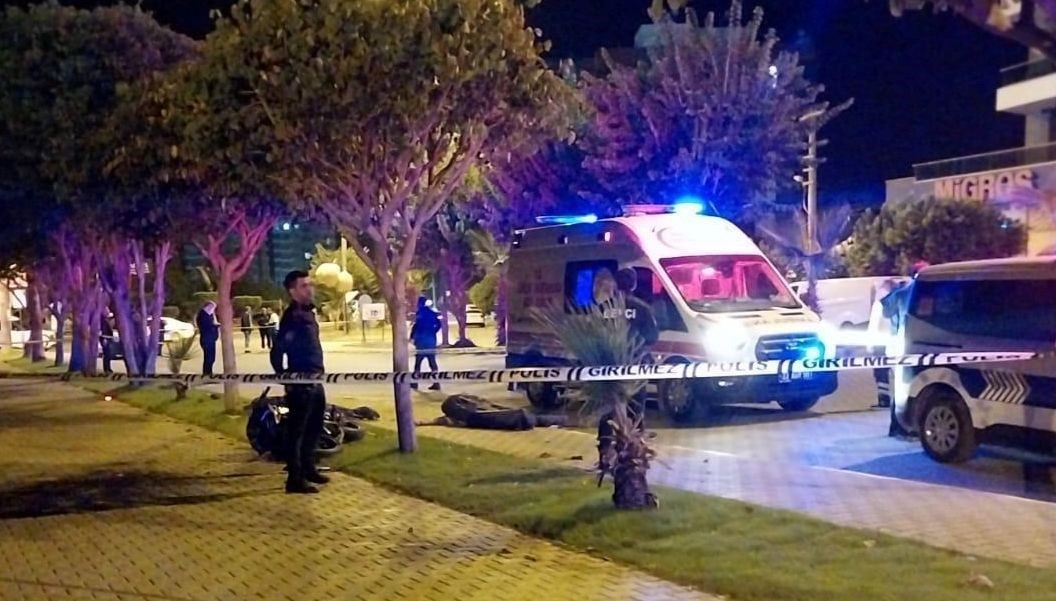 Mersin’de motosiklet ağaca çarptı: 2 ölü