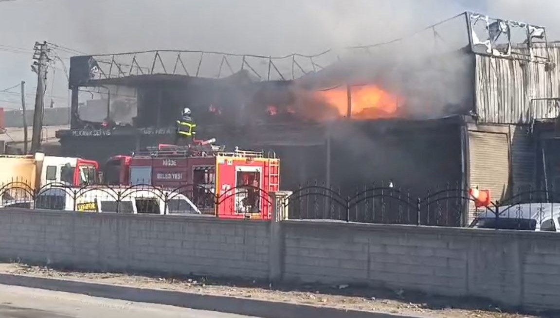 Niğde’de otomobil tamirhanesinde yangın