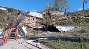 Okul, restoran ve evlerin çatıları uçtu: Fırtına hayatı felç etti