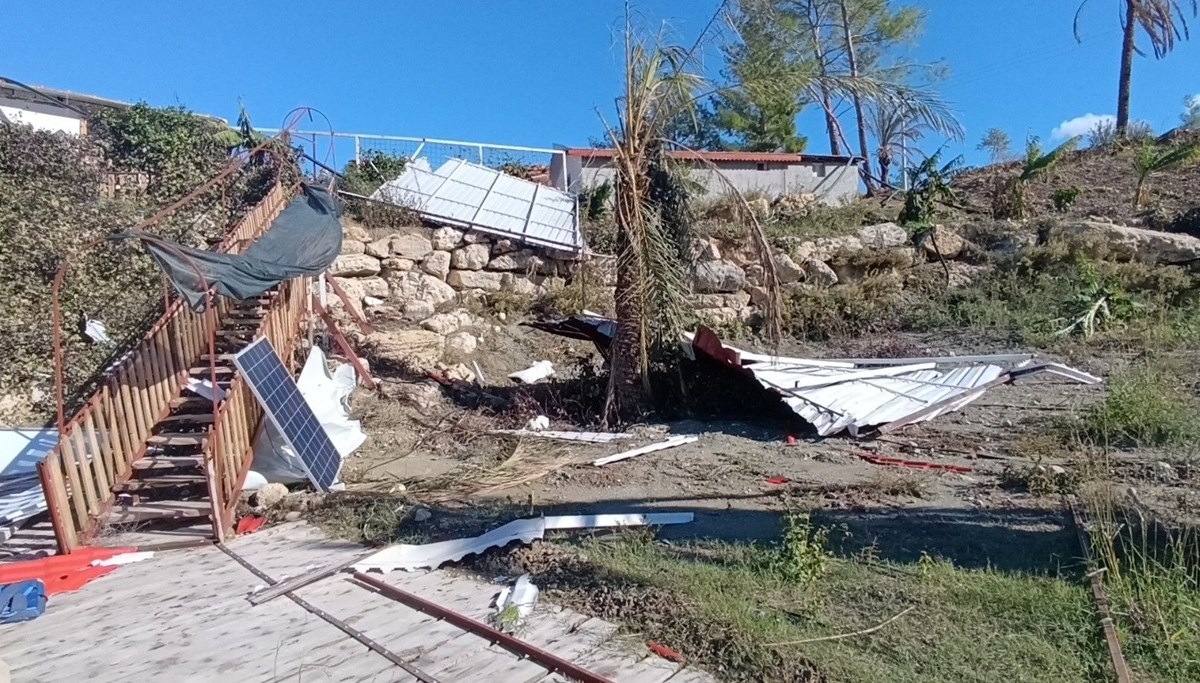 Okul, restoran ve evlerin çatıları uçtu: Fırtına hayatı felç etti