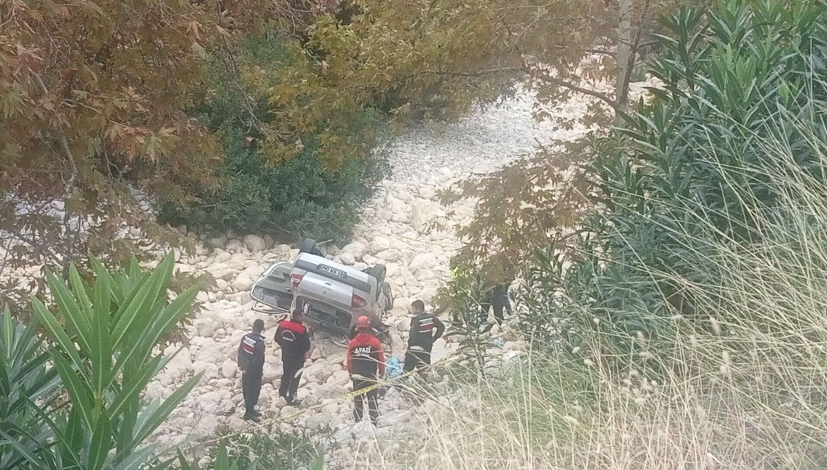 Otomobil dere yatağına uçtu: 1 ölü, 2 yaralı