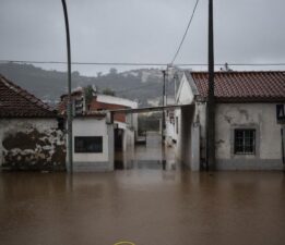 Portekiz’de şiddetli yağış: Sokak ve caddeler sular altında kaldı