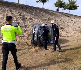 Şanlıurfa’da otomobil şarampole devrildi: 3 yaralı