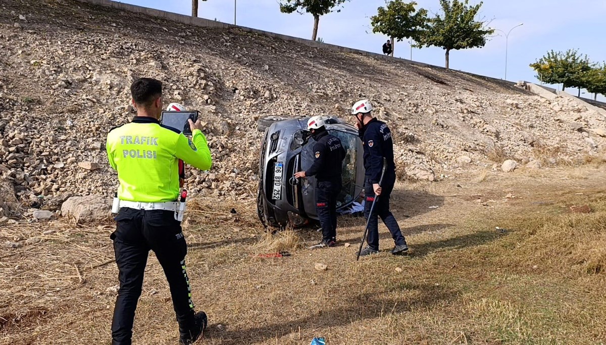 Şanlıurfa’da otomobil şarampole devrildi: 3 yaralı