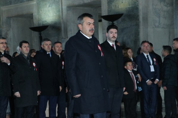 Tarikatçıları besleyen, laikliği hedef alan Bakan Yusuf Tekin, Anıtkabir’e çıktı