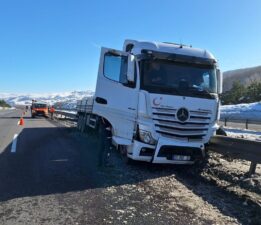 TIR şoförü, otoyolda bariyerlere çarptı