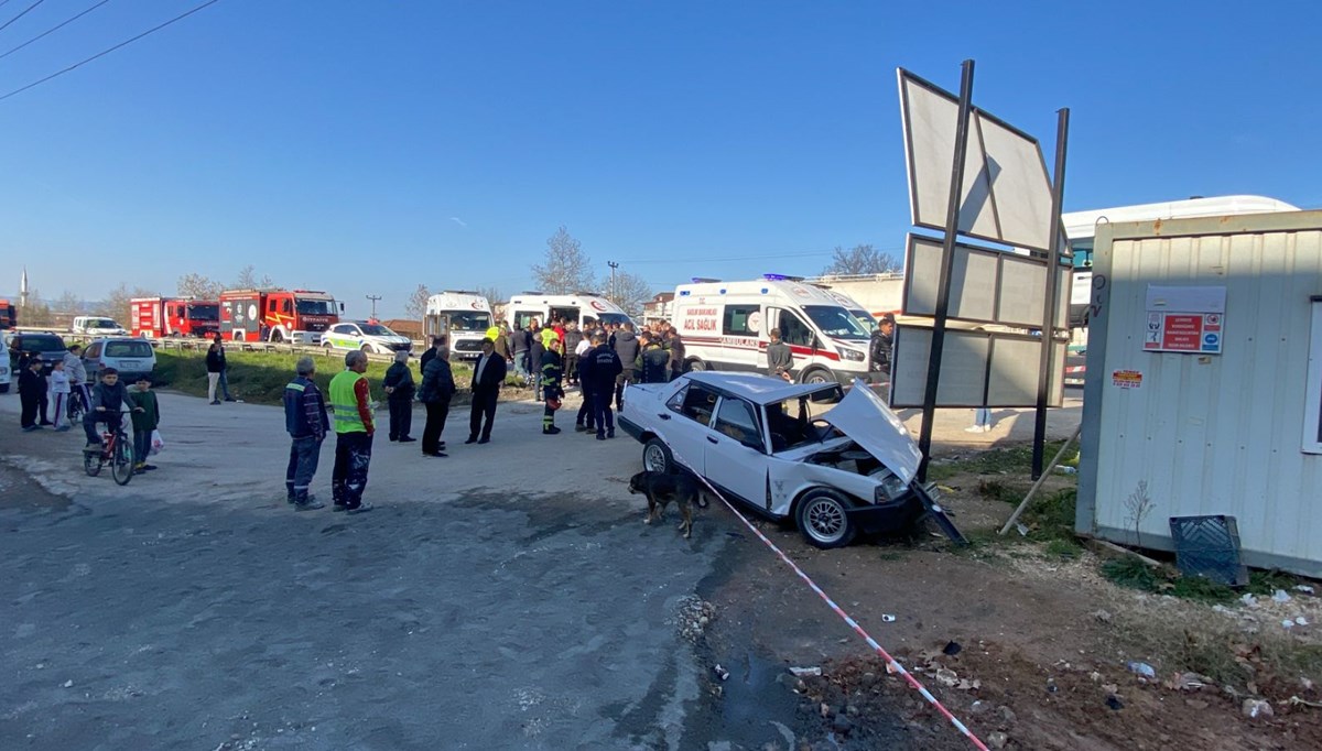 TIR’la çarpışan otomobil parçalandı: 4’ü çocuk 6 yaralı