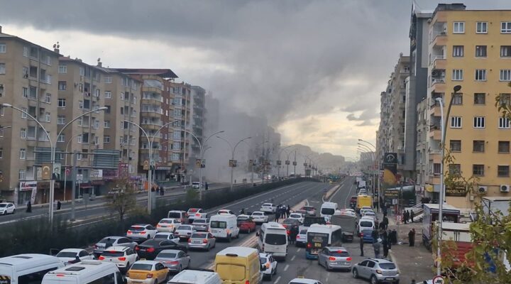 Trafikte korku dolu anlar: Ağır hasarlı bina yıkım sırasında çöktü