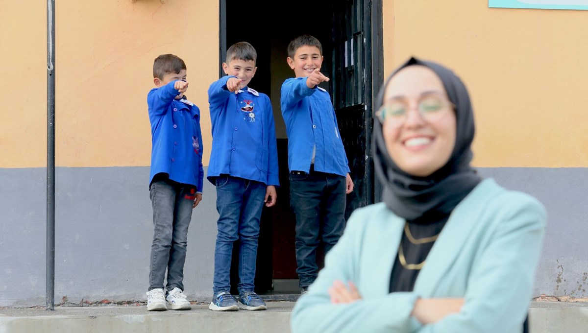 Türkiye’nin sıfır noktasında öğretmenlik yapıyor! 3 öğrencisini sobalı sınıfta geleceğe hazırlıyor