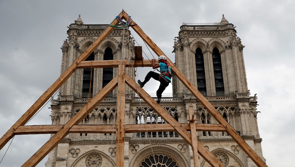 Yangından kurtulan 850 yıllık Notre-Dame yeniden açılıyor: Ortaçağ’dan kalma bina neden bu kadar önemli?