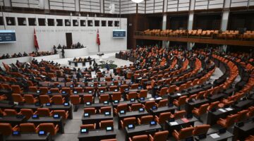 Yetkisiz çakar kullanımına ve ateşli silahlara yönelik cezaların artırılmasıyla ilgili kanun teklifi yasalaştı