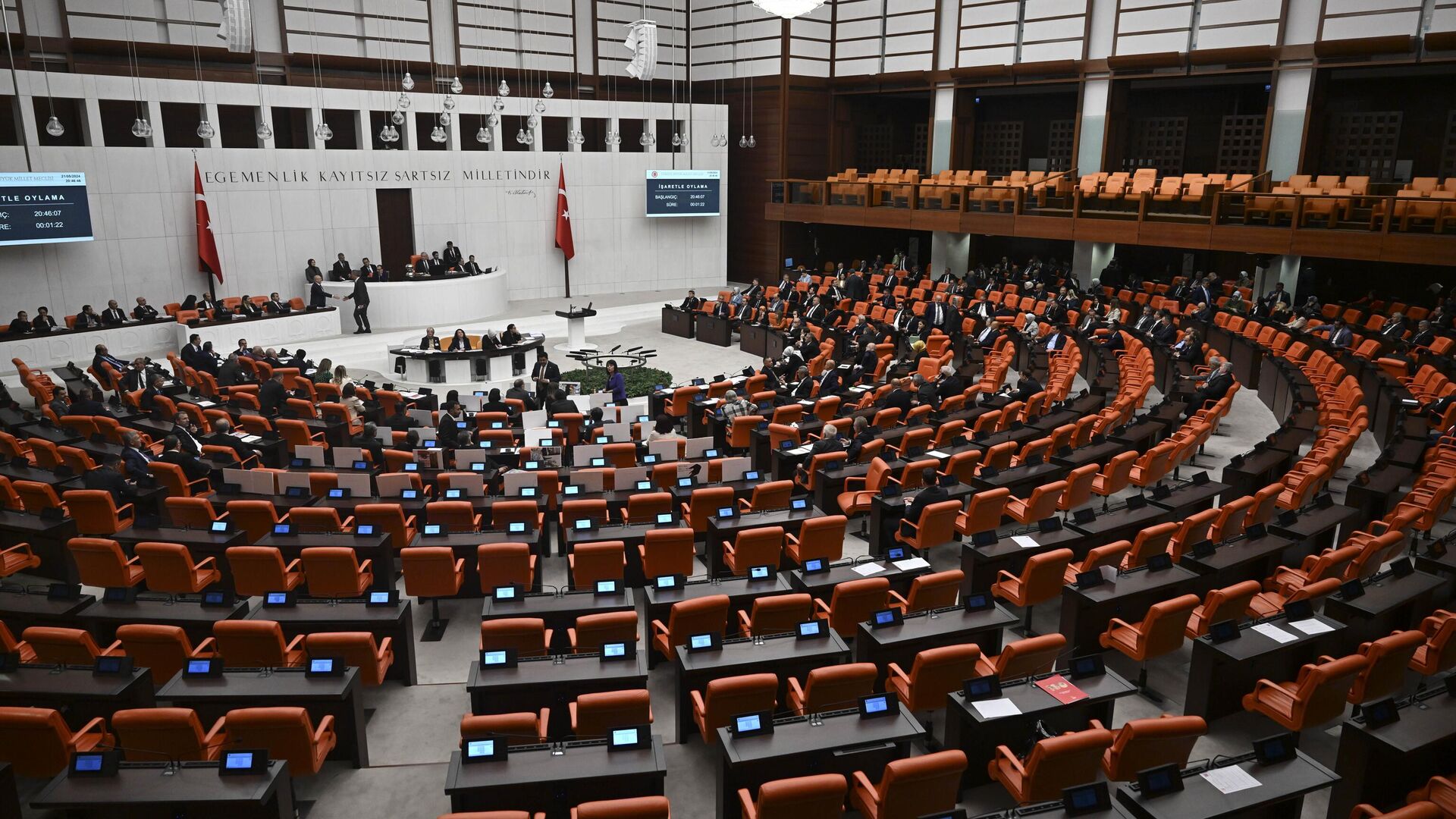 Yetkisiz çakar kullanımına ve ateşli silahlara yönelik cezaların artırılmasıyla ilgili kanun teklifi yasalaştı