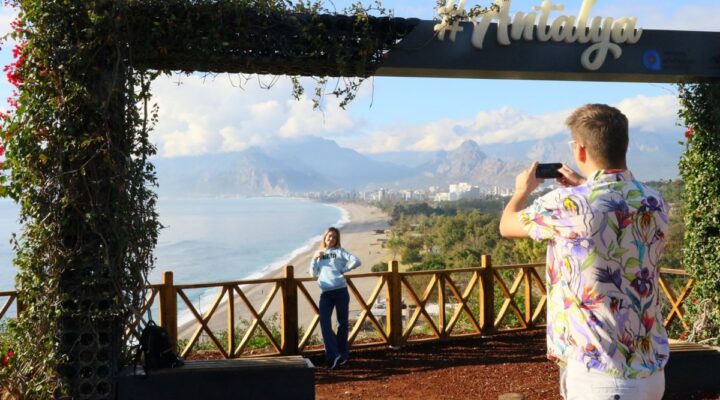 Antalya’da iki mevsim bir arada yaşanıyor