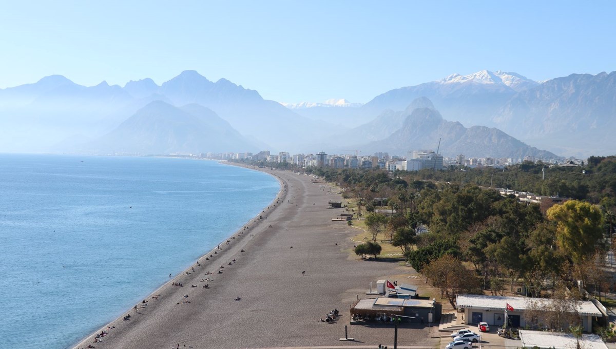 Aralık ayında deniz keyfi: Dağlarında kış, sahilinde bahar havası